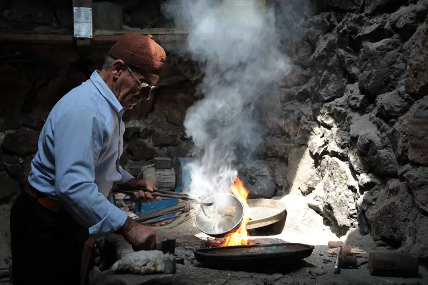 Çırak bulamayan 79 yaşındaki kalaycı ustası eşiyle birlikte çalışıyor 3