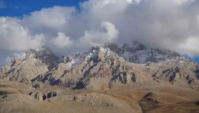 Aladağlar'da zirve tırmanışı yapan dağcılar erkek cesedi buldu