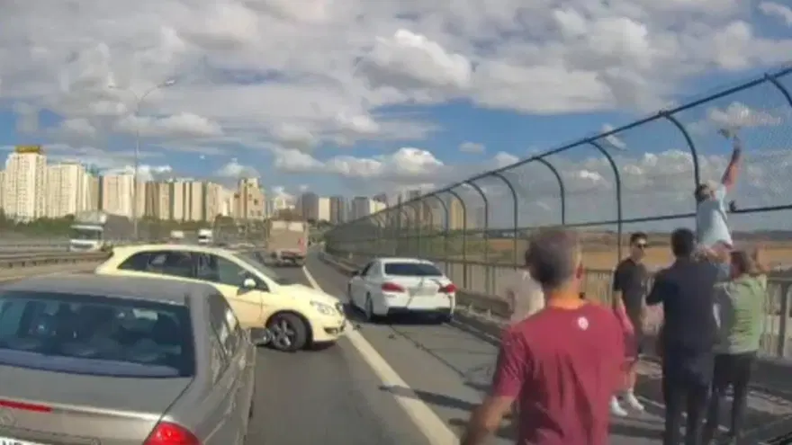 Kediyi kurtarmaya çalıştı, otomobil çarptı: İstanbul'da feci kaza 5