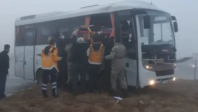 Askeri servis aracı TIR'la çarpıştı: 10 yaralı