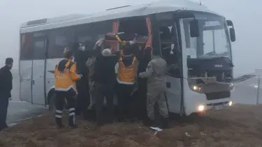 Askeri servis aracı TIR'la çarpıştı: 10 yaralı