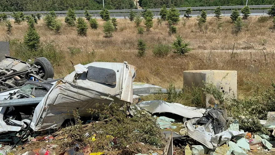 Kuzey Marmara Otoyolu’nda kamyon şarampoledevrildi: 2 yaralı 1