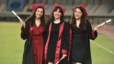 Antalya'da üçüz doktorların diploma sevinci