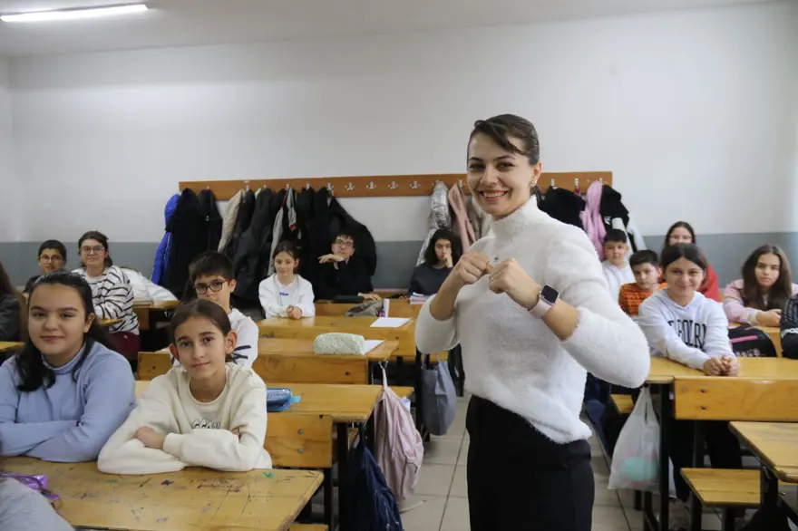 Dünya şampiyonu öğretmen "uçarak" ders işliyor! Takla ile derse giriyor, öğrenciler onun gibi olmak istiyor 4