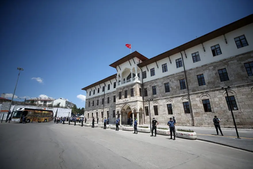 Sivas Katliamı'nın 27. yılı (Madımak'ta ne olmuştu?) 1 Sivas Katliamı'nın 27. yılı (Madımak'ta ne olmuştu?) 1