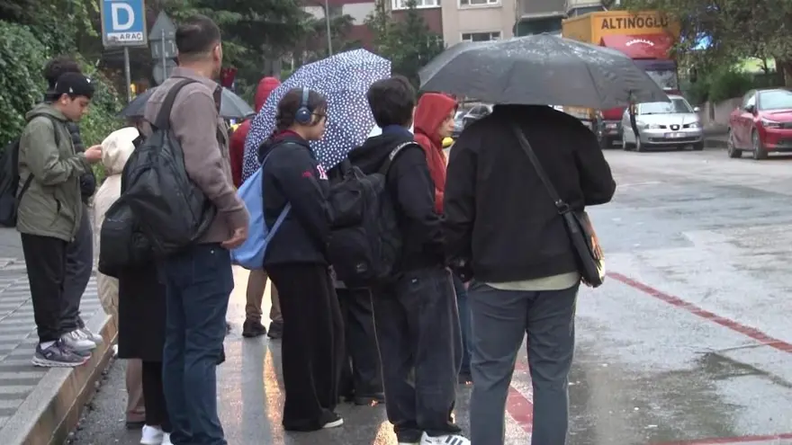 İstanbul'da yağmur trafiği: Anadolu Yakası dur kalk ilerliyor 