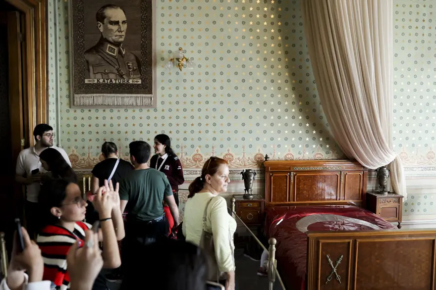 Dolmabahçe Sarayı'na Cumhuriyet'in 100. yılında ziyaretçi akını 10 Dolmabahçe Sarayı'na Cumhuriyet'in 100. yılında ziyaretçi akını 10