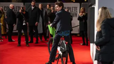 Kırmızı halıda bisiklet şoku! Oyuncu Timothee Chalamet'e para cezası verildi