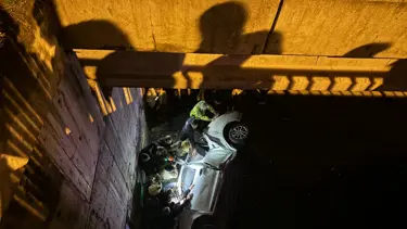 Ümraniye'de 10 metre yüksekten düşen otomobilin sürücüsü kurtuldu