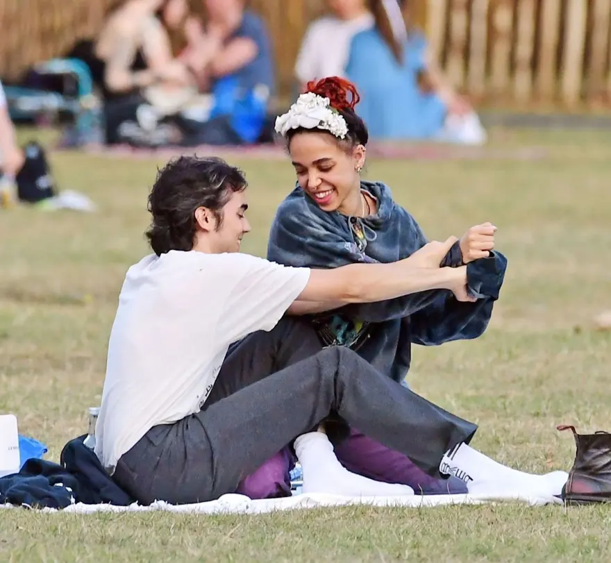 FKA Twigs ve sevgilisinin park keyfi 