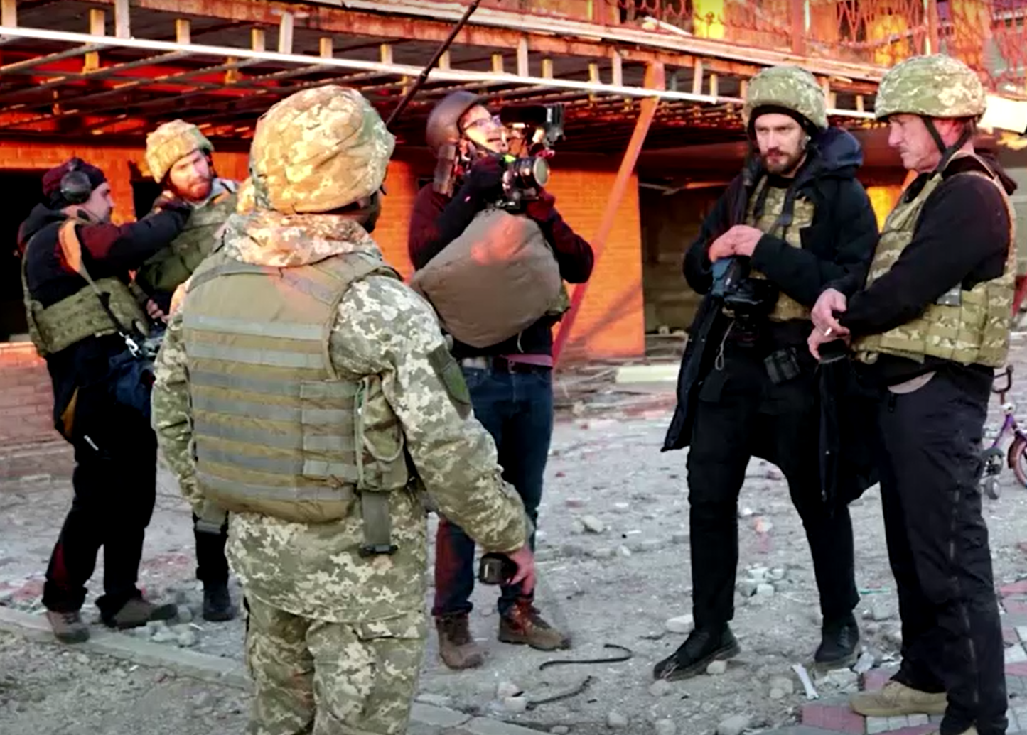 Oyuncu Sean Penn belgesel için Ukrayna'da askerlerle birlikte çalıştı: Yeni fotoğraflar yayınladı