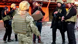 Oyuncu Sean Penn belgesel için Ukrayna'da askerlerle birlikte çalıştı: Yeni fotoğraflar yayınladı Oyuncu Sean Penn belgesel için Ukrayna'da askerlerle birlikte çalıştı: Yeni fotoğraflar yayınladı