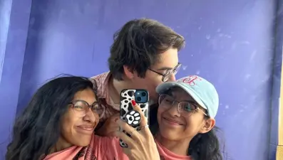 Yapışık ikizlerden sıra dışı düğün: Biri evlendi, diğeri evliliğe karşı