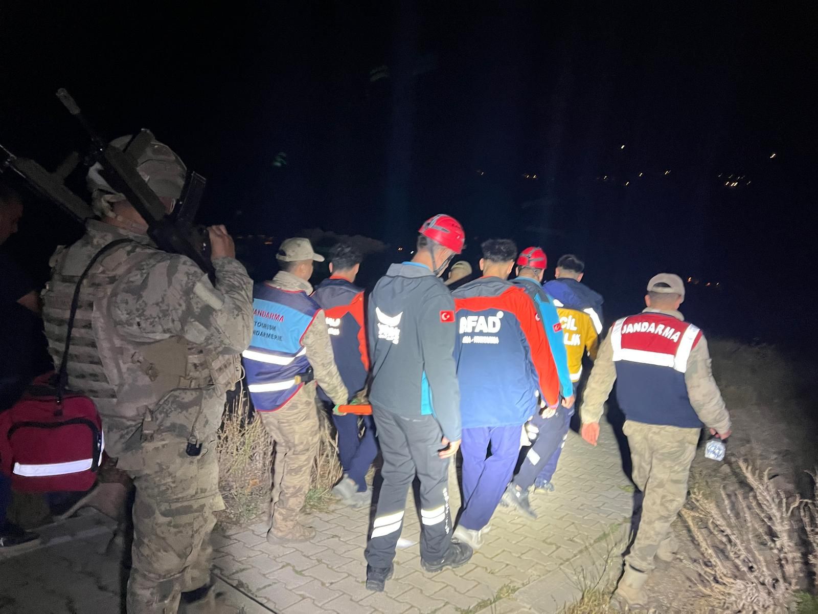 Kayalıklardan düşen kadını 1,5 saat sedye ile taşıdılar