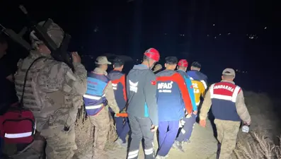 Kayalıklardan düşen kadını 1,5 saat sedye ile taşıdılar