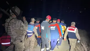 Kayalıklardan düşen kadını 1,5 saat sedye ile taşıdılar