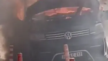 Esenyurt'ta park halindeki minibüs alev alev yandı