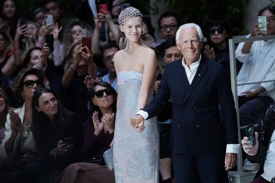 Armani corona virüsü nedeniyle boş salonda defile yaptı Armani corona virüsü nedeniyle boş salonda defile yaptı
