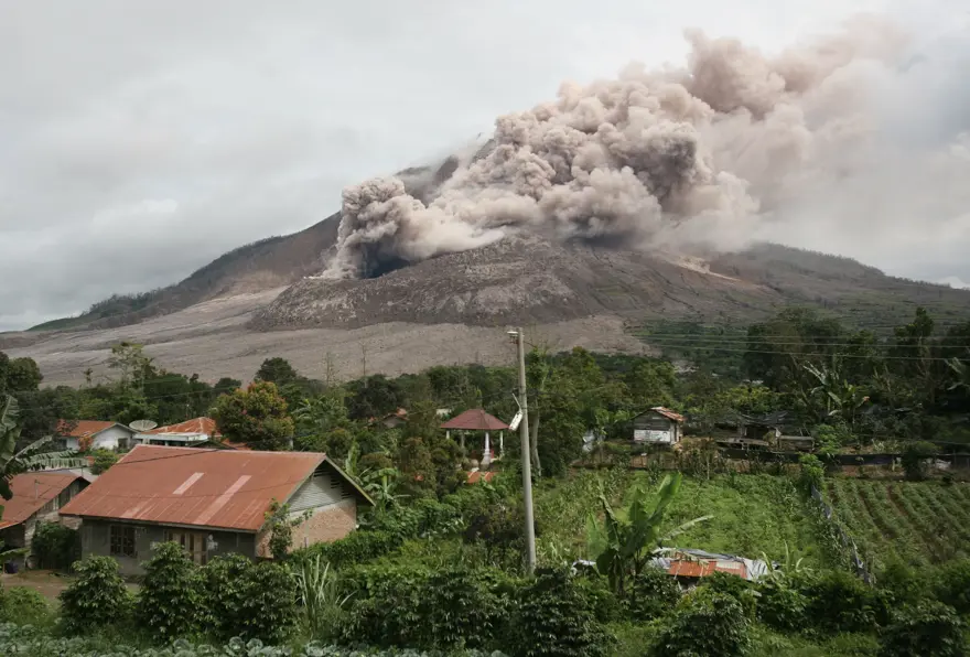 Sinabung binlerce kişiyi evinden etti 2