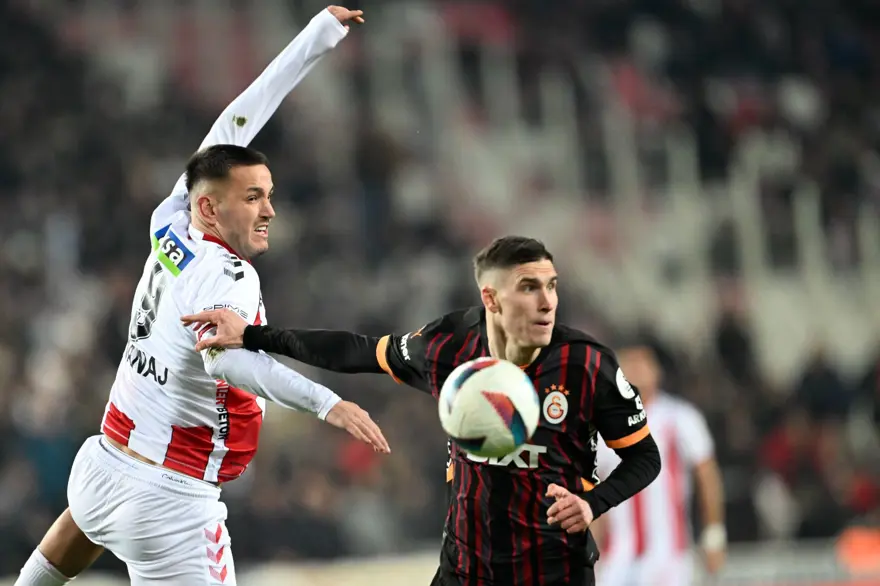 Tartışma yaratan pozisyon sonrası Rey Manaj'dan Barış Alper Yılmaz'a özür: Adrenalin ve heyecandan dolayı bu olay yaşandı 