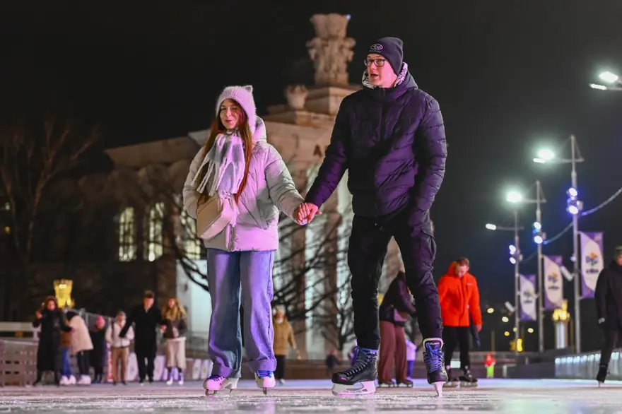 Buz pateni sezonu açıldı: 5 bin kişi aynı anda kayabilecek 1