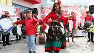 8 Nisan Dünya Romanlar Günü renkli görüntülerle kutlandı: Taburelere çıkıp oynadılar