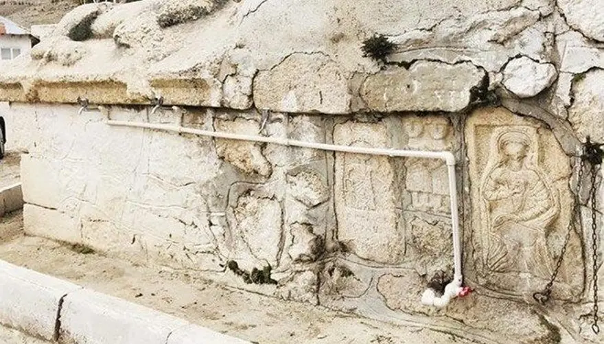 Roma duvarına yapılan plastik çeşme kaldırıldı 9