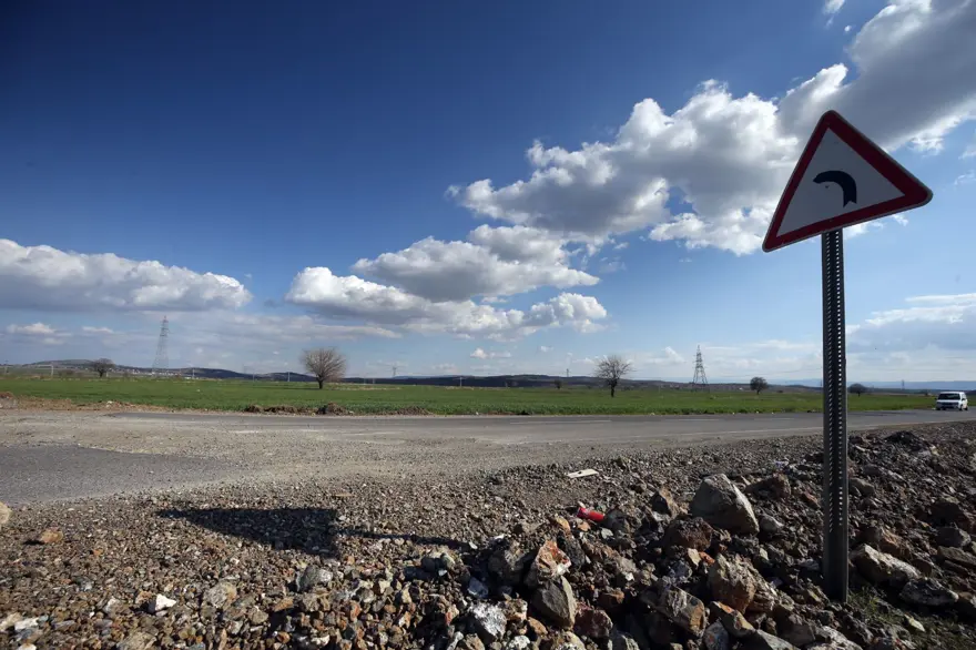 Yıkıcı depremler sonrası yolda 4 metre kayma oluştu 6