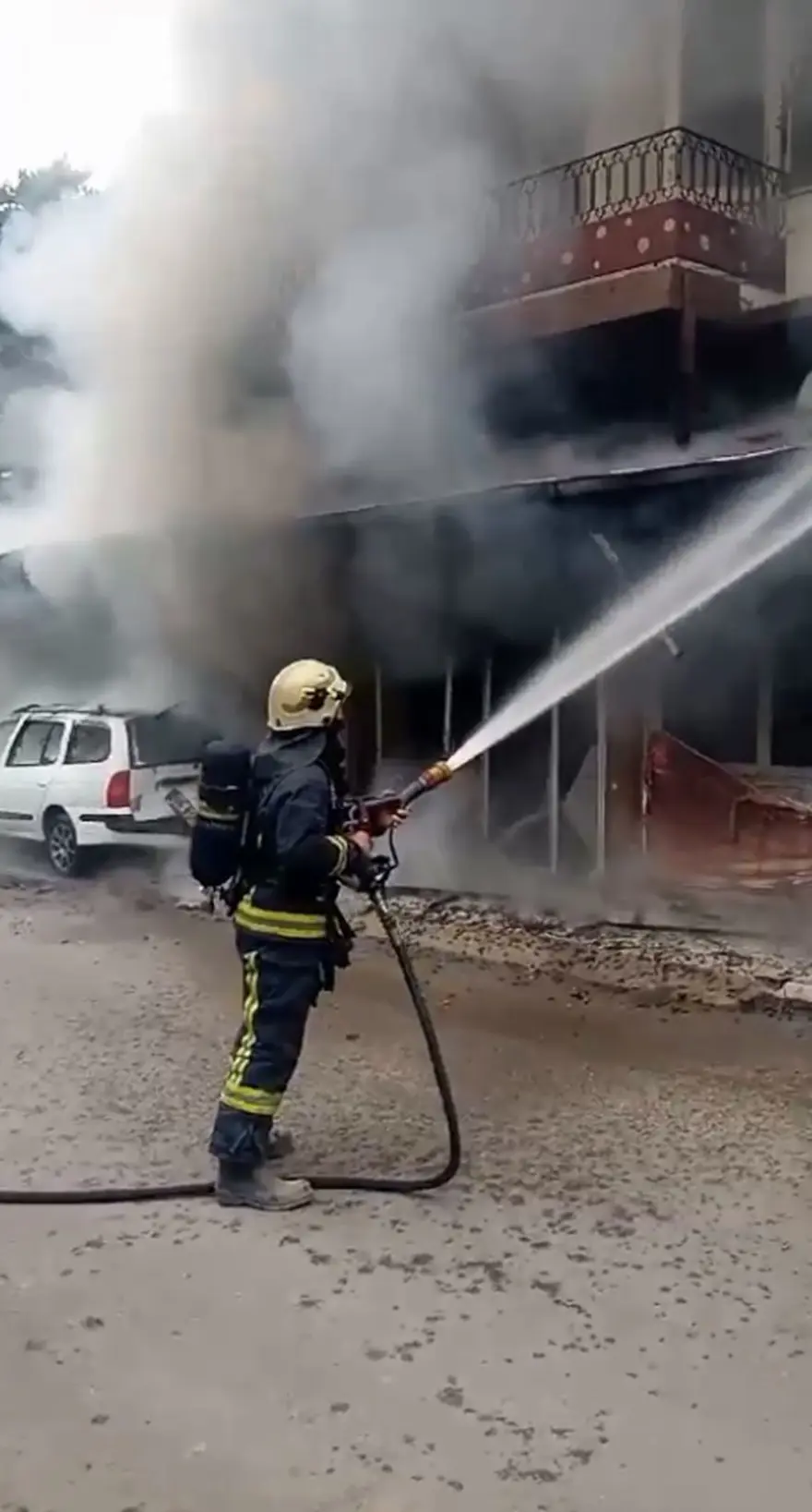 Atıl durumdaki yangın, arabayı yaktı 2 Atıl durumdaki yangın, arabayı yaktı 2
