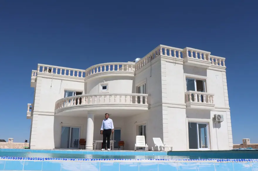 Avrupa'daki çocukları dönsün diye köye havuzlu villa yaptırdı 3