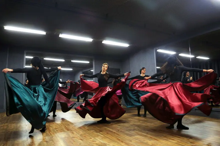 GÖSTERİLERİ SAHNELEYEN DE İZLEYEN DE KADINLAR 6