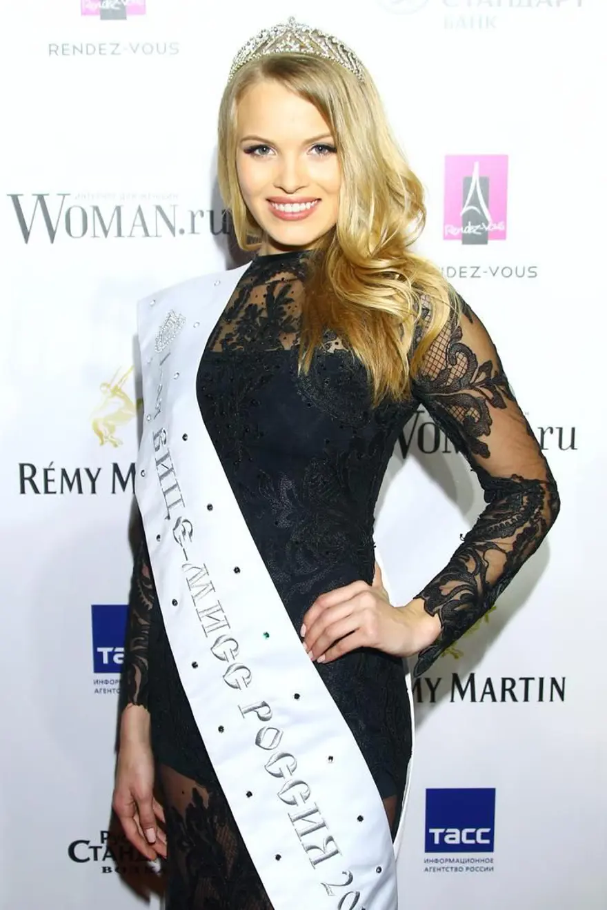 Onamning dosti rus pornosini tomosha qiladi