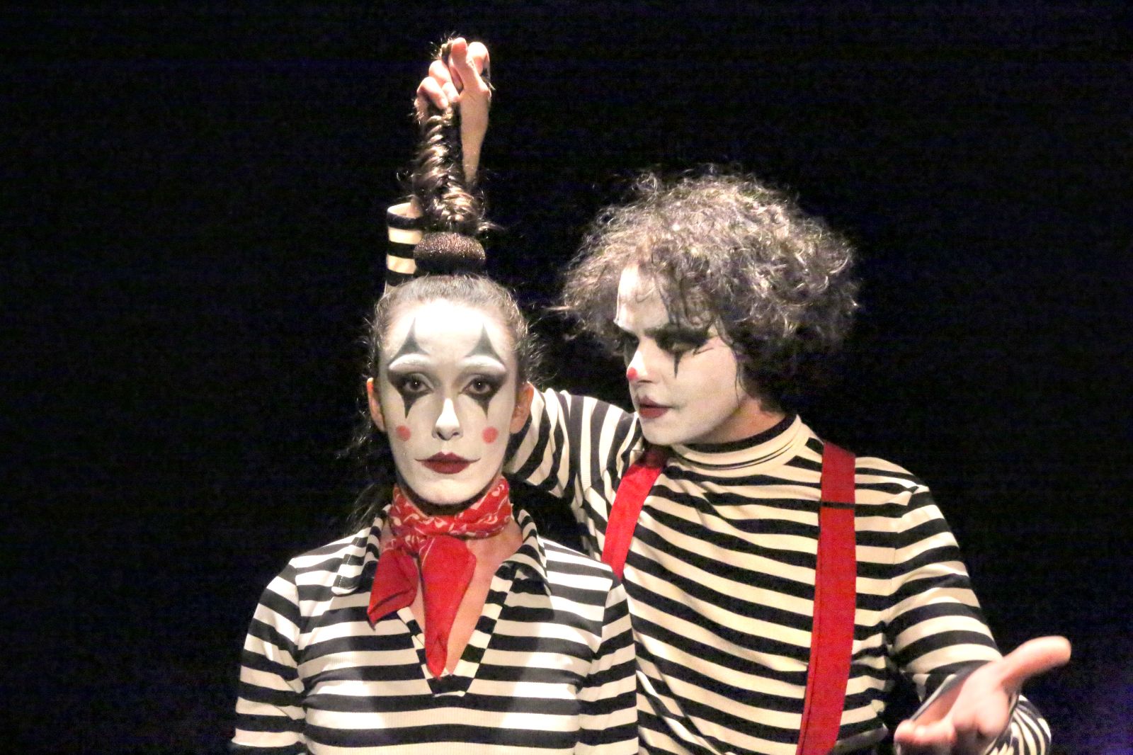 Aziz Nesin'in Tut Elimden Rovni eseri tiyatro sahnesinde