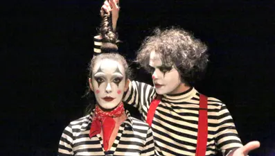 Aziz Nesin'in Tut Elimden Rovni eseri tiyatro sahnesinde