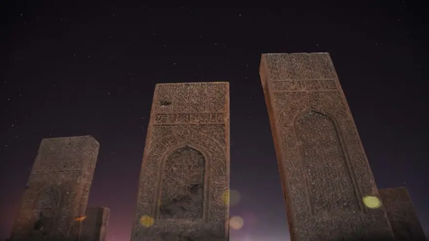 Dünyanın en büyük Türk-İslam mezarlığı: Ahlat Selçuklu Meydan Mezarlığı Dünyanın en büyük Türk-İslam mezarlığı: Ahlat Selçuklu Meydan Mezarlığı