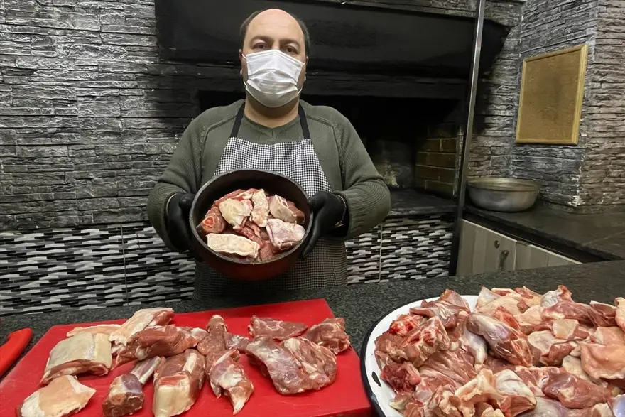 Erkeç etinin fırında 6 saatte lokuma dönüştüğü lezzet: Tavşanlı güveci 7