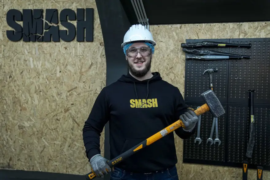 "Deşarj odası"na ilgi yoğun: Balyoz veya beyzbol sopasıyla kırıp döküyorlar 9