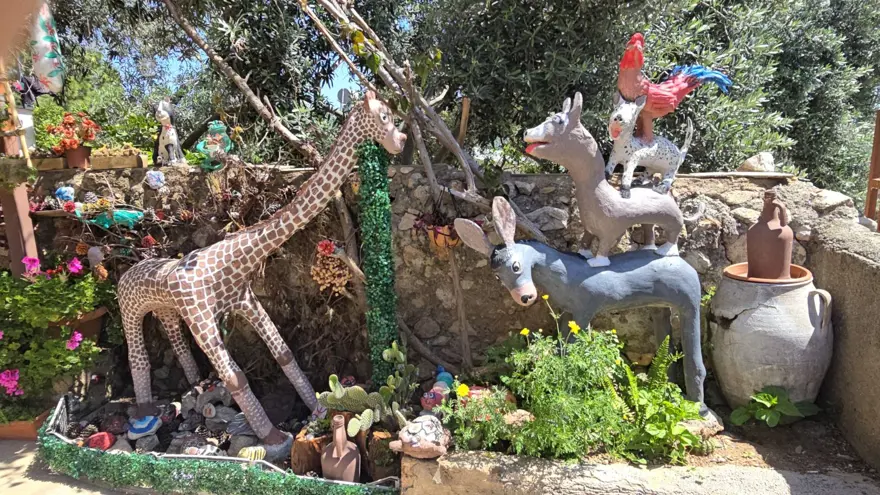 64 yaşındaki emekli öğretmen atıl malzemeleri dönüştürüyor: Bahçesini açık hava müzesine dönüştürdü 64 yaşındaki emekli öğretmen atıl malzemeleri dönüştürüyor: Bahçesini açık hava müzesine dönüştürdü