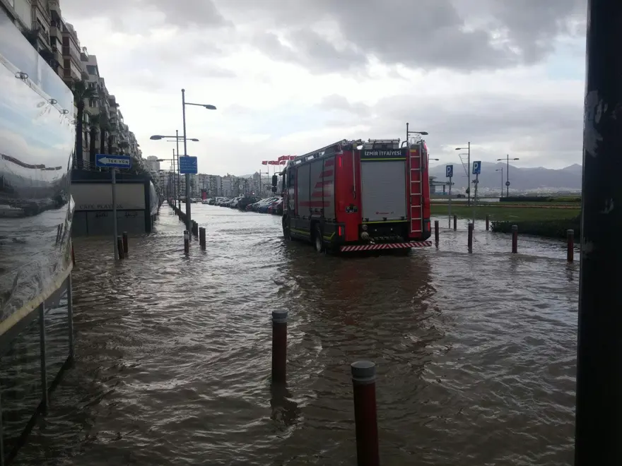 İzmir'de fırtına: Deniz taştı, işyerlerini su bastı 28