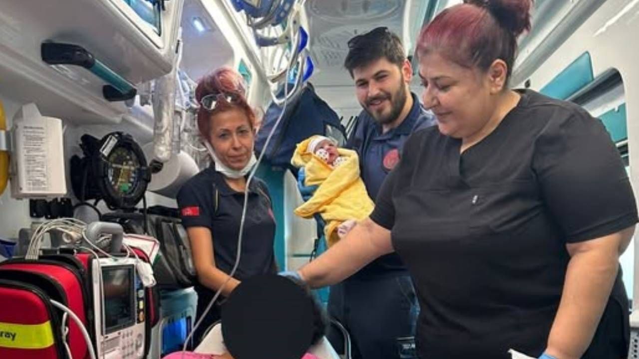 Ambulansta doğum: Sancıları başladı, hastaneye yetişemedi
