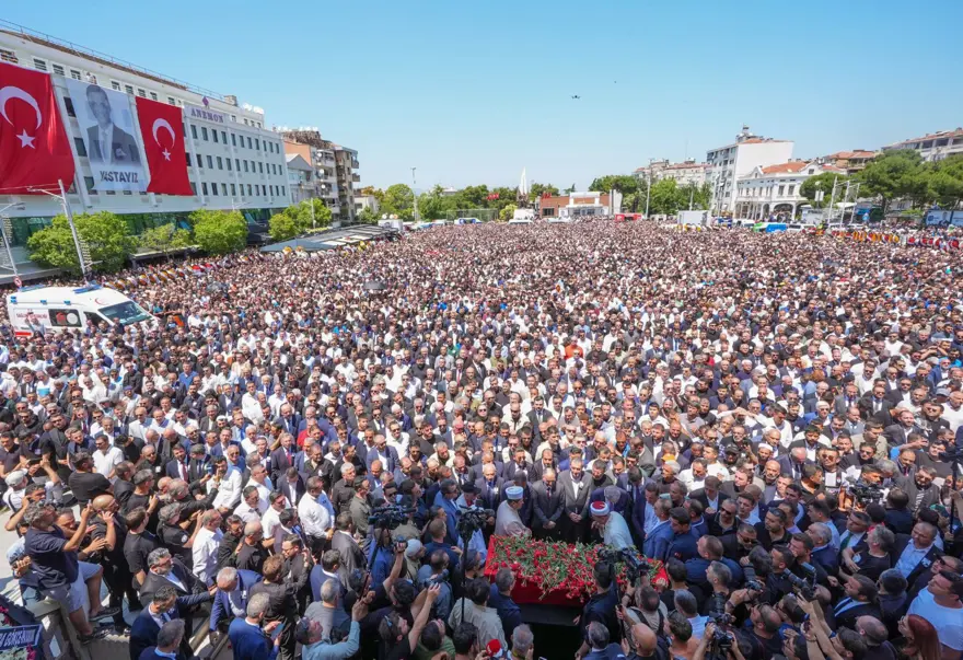 BİNLERCE KİŞİ CUMHURİYET MEYDANI'NDA TOPLANDI 7