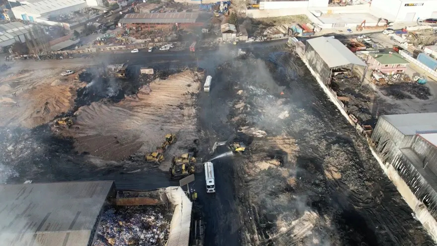 Hurdacılar Sitesi'nde yangının tahribatı gün ağarınca ortaya çıktı (1 kişi tutuklandı, 4 kişi gözaltında) 3 Hurdacılar Sitesi'nde yangının tahribatı gün ağarınca ortaya çıktı (1 kişi tutuklandı, 4 kişi gözaltında) 3