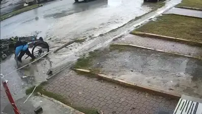 Lise öğrencisi, bisikletiyle iki metrelik çukura düştü