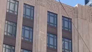 Twitter ofisinin tepesindeki dev 'X' şikayetlerin ardından kaldırıldı Twitter ofisinin tepesindeki dev 'X' şikayetlerin ardından kaldırıldı