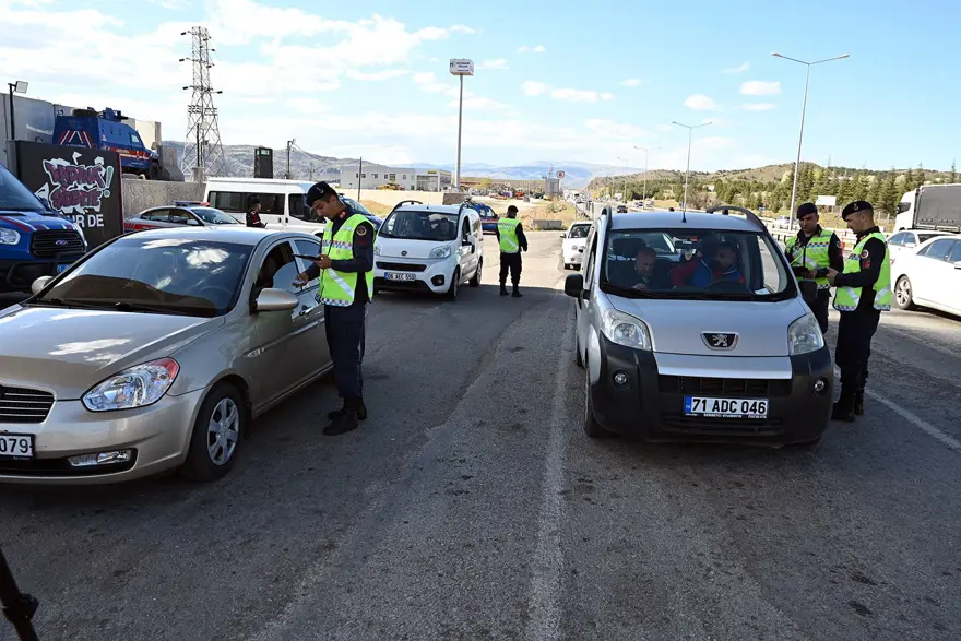 43 ilin geçiş güzergahında bayram yoğunluğu 8 43 ilin geçiş güzergahında bayram yoğunluğu 8