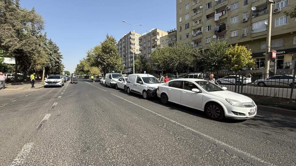 Diyarbakır'da 5 araç birbirine girdi