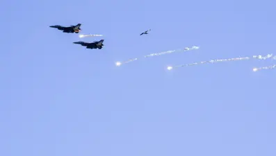 SOLOTÜRK’ten İstanbul semalarında nefesleri kesen gösteri: Alevtopları eşliğinde selamlama uçuşu