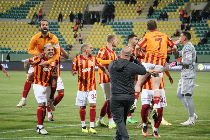 Galatasaray-Fenerbahçe Süper Kupa maçı yarım kaldı: Fenerbahçe sahadan çekildi 12 Galatasaray-Fenerbahçe Süper Kupa maçı yarım kaldı: Fenerbahçe sahadan çekildi 12