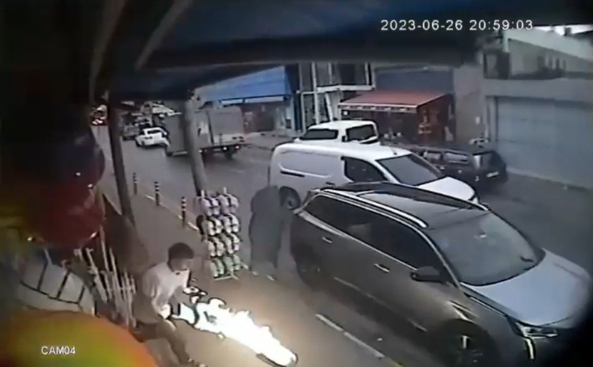 Yanan kamp ocağını eliyle dışarı atıp tekmeyle söndürdü