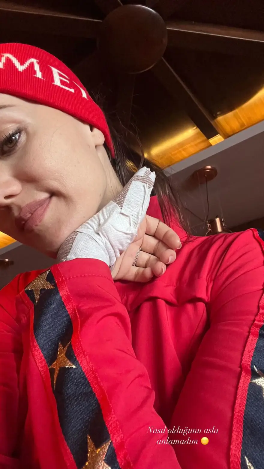 ELİNDEKİ SARGI DİKKAT ÇEKTİ 4